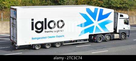 Iglo Thermo Logistics Kühlkurierexperten Geschäftswerbeseite von starren Karosserien stromlinienförmigen Auflieger-Lkw-Satz, der die M25-Autobahn in Großbritannien fährt Stockfoto