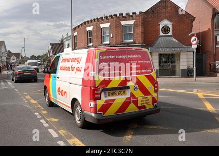 E auf dem Mercedes-Lieferwagen plc, der von einem Strom- und Gasversorgungsunternehmen für Privat- und Geschäftskunden betrieben wird und über die Anschlussstelle von Box in Wroxham Norfolk UK fährt Stockfoto