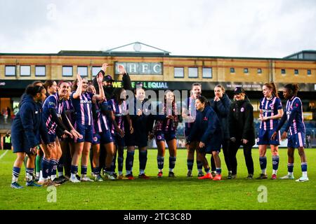 London, Großbritannien. Dezember 2023. Die Spieler von Dulwich Hamlet feiern den Sieg des Spiels London and South East Regional Womens Premier League zwischen Dulwich Hamlet und Crawley AFC in Champion Hill. Quelle: Liam Asman/Alamy Live News Stockfoto