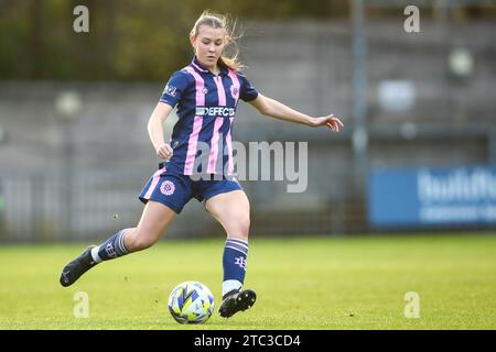 London, Großbritannien. Dezember 2023. Morgan Searle (18 Dulwich Hamlet) in Aktion während des London and South East Regional Womens Premier League Spiels zwischen Dulwich Hamlet und Crawley AFC in Champion Hill. Quelle: Liam Asman/Alamy Live News Stockfoto