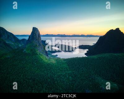 Eine malerische Landschaft mit Hamaroyskaftet, einem Berggipfel nördlich des Polarkreises in Norwegen im Sommer um fast Mitternacht Stockfoto