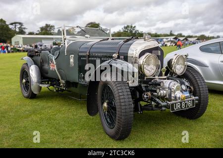 1935 Bentley Vanden Plas, ausgestellt auf der Race Day Airshow, die am 2. Oktober 2023 in Shuttleworth stattfand. Stockfoto