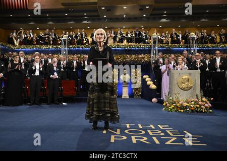 Stockholm, Schweden. Dezember 2023. Professor Claudia Goldin mit ihrem Nobelpreis für Wirtschaftswissenschaften bei der Nobelpreiszeremonie in der Konzerthalle in Stockholm, Schweden am 10. Dezember 2023. Foto: Jonas Ekströmer/TT/Code 10030 Credit: TT News Agency/Alamy Live News Stockfoto