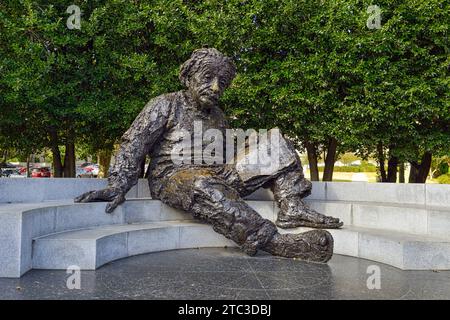 Albert Einstein Memorial in Bronze von Robert Berks auf der Constitution Ave NW in Washington DC Stockfoto
