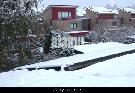 Nahaufnahme von Photovoltaik-Solarzellen, die im Winter mit Schnee bedeckt Stockfoto