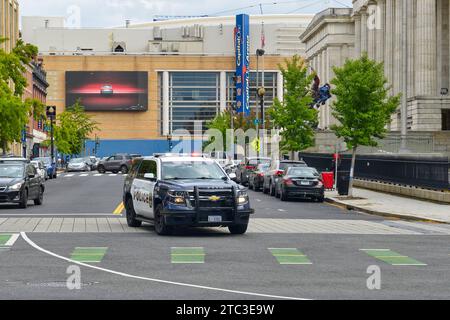 Metro Police SUV fährt mit Lichtern, die bei einem Anruf vor der National Portrait Gallery in Washington DC blinken Stockfoto