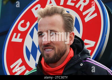 München, Deutschland 10. Dezember 2023: Fussball, Herren, Saison 2023/2024, FC Bayern München, Bundesliga ! Achtung Fotomontage! Hier im Bild Harry Kane (FC Bayern München) Kopf, Portrait, im Hintergrund das Logo des Vereins Stockfoto