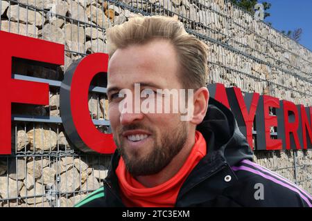 München, Deutschland 10. Dezember 2023: Fussball, Herren, Saison 2023/2024, FC Bayern München, Bundesliga ! Achtung Fotomontage! Hier im Bild Harry Kane (FC Bayern München) Kopf, Portrait, im Hintergrund der Schriftzug FC Bayern Stockfoto