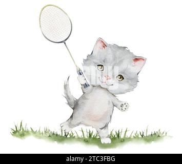 Kleiner flauschiger grauer Kätzchen Badminton Spieler hält Schläger auf Gras Aquarell Illustration. Handgezeichnet isoliert auf weißem Hintergrund. PET Cat Cartoon Stockfoto