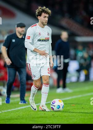 Köln, Deutschland. Dezember 2023. Fußball: Bundesliga, 1. FC Köln - FSV Mainz 05, Spieltag 14, RheinEnergieStadion. Kölner Luca Waldschmidt. Hinweis: Rolf Vennenbernd/dpa – WICHTIGER HINWEIS: gemäß den Vorschriften der DFL Deutscher Fußball-Liga und des DFB Deutscher Fußball-Bundes ist es verboten, im Stadion und/oder des Spiels aufgenommene Fotografien in Form von sequenziellen Bildern und/oder videoähnlichen Fotoserien zu verwenden oder zu nutzen./dpa/Alamy Live News Stockfoto