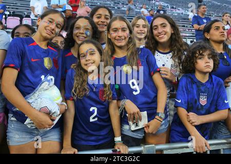 Die Fans zeigen ihre Unterstützung für die United States Women’s National Team am 2. Dezember 2023 im DRV PNK Stadium in ft. Lauderdale, FL. USA besiegten China PR 3-0 (Credit: Paul Fong/Image of Sport) Stockfoto