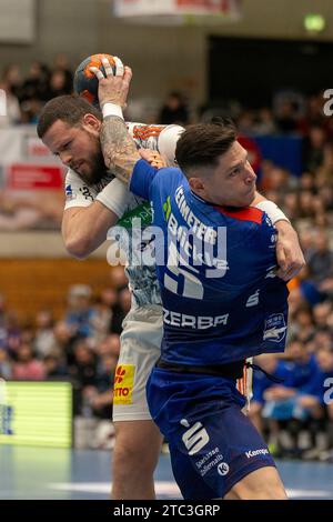 Csaba Leimeter (HBW Balingen-Weilstetten, #05) wird von Ilika Brozovic (TSV Hannover-Burgdorf, #44) gestoppt, Zweikampf GER, HBW Balingen-Weilstetten vs. TSV Hannover-Burgdorf, Handball, Liqui Moly HBL, Handball Bundesliga, 16. Spieltag, Spielzeit 2023/2024, 7.12.2023 Foto: Eibner-Pressefoto/Oliver Schmidt Stockfoto