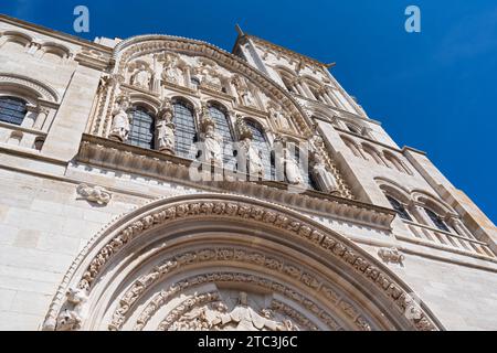 Tympanon und Fassade der Basilika santa maria magdalena im Département vezelay france yonne Stockfoto