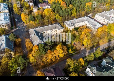 Drohnenflug über ein Wohngebiet der Stadt mit mittelhohen Gebäuden in Herbstfarben Stockfoto