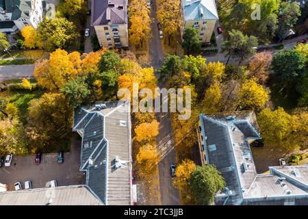 Drohnenflug über ein Wohngebiet der Stadt mit mittelhohen Gebäuden in Herbstfarben Stockfoto