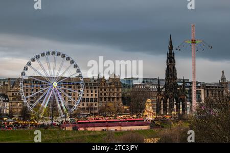 Blick auf das große Riesenrad und den Star Flyer Fairground Rides, Edinburgh Christmas Market, Schottland, Großbritannien Stockfoto