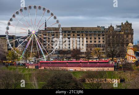 Blick auf das große Riesenrad auf dem Weihnachtsmarkt in Edinburgh, Schottland, Großbritannien Stockfoto