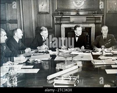 BRITISH AIR COUNCIL IN DER SITZUNG DES Air Ministry in London, Juli 1940. Von links: Air Marshal Sir Christopher Courtney (Air Member for Supply and Organisation), Air Marshall E.L. Gossage (Air Member for Personals), Captain H.H. Balfour (Unterstaatssekretär für Luft), Sir Archibald Sinclair (Secretary of State for Air, unbekannt. Stockfoto