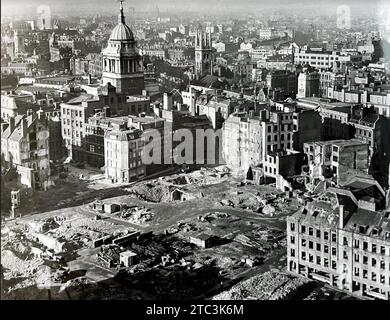 BOMBENSCHADEN IN LONDON JANUAR 1941. Blick in den Nordwesten von der St. Paul's Cathedral mit Old Bailey oben links Stockfoto