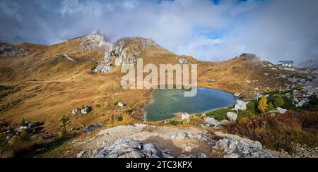 Alpensee in den italienischen Dolomiten Stockfoto