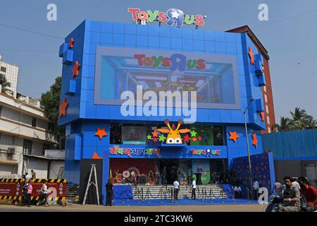 Mumbai, Indien. Dezember 2023. Ein allgemeiner Blick auf Toys ''R' uns von draußen nach dem Ladenstart in Mumbai. Toys ''R'' US ist mit 12.000 Quadratfuß (Quadratfuß) der größte Spielwarenladen in Indien Credit: SOPA Images Limited/Alamy Live News Stockfoto