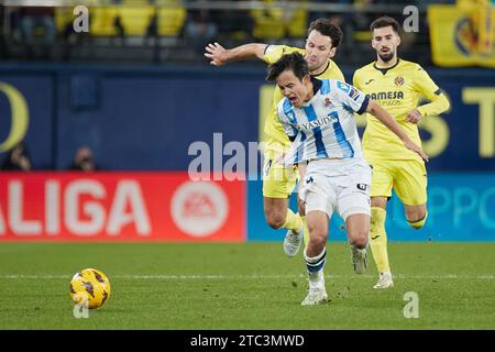 Villarreal, Spanien. Dezember 2023. Takefusa Kubo von Real Sociedad und Alfonso Pedraza von Villarreal CF spielten im La-Liga-Spiel zwischen Villarreal CF und Real Sociedad am 9. Dezember 2023 im La Ceramica-Stadion in Villarreal, Spanien. (Foto: Jose Torres /PRESSINPHOTO) Credit: PRESSINPHOTO SPORTS AGENCY/Alamy Live News Stockfoto