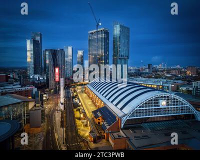 Manchester City Centre Skyline bei Sonnenaufgang mit Stadtlichtern und dunklem Himmel dieser englischen Stadt. Beetham Tower und zentrale Skyline von Manchester. vereinter König Stockfoto