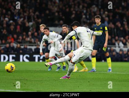 Tottenham Hotspur Stadium, London, Großbritannien. Dezember 2023. Premier League Football, Tottenham Hotspur gegen Newcastle United; Son Heung-Min von Tottenham Hotspur schießt und erzielt in der 85. Minute nach einem Elfmeterschießen 4. Tor, um es 4-0 Credit: Action Plus Sports/Alamy Live News zu erzielen Stockfoto