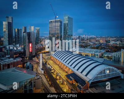 Manchester City Centre Skyline bei Sonnenaufgang mit Stadtlichtern und dunklem Himmel dieser englischen Stadt. Beetham Tower und zentrale Skyline von Manchester. vereinter König Stockfoto