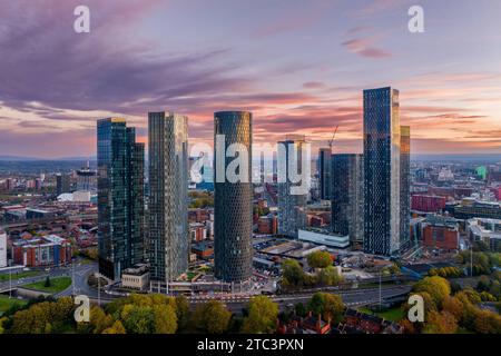 Manchester City Centre: Sonnenaufgang auf den Deansgate Square und Bauarbeiten. Manchester Nordengland. Entwicklung und Investitionen Stockfoto