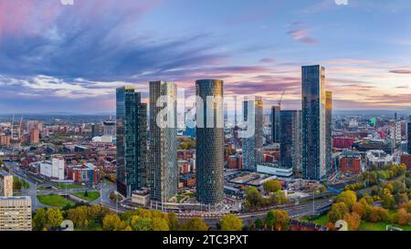 Manchester City Centre: Sonnenaufgang auf den Deansgate Square und Bauarbeiten. Manchester Nordengland. Entwicklung und Investitionen Stockfoto