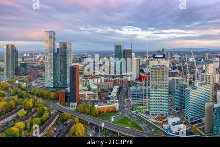 Manchester City Centre: Sonnenaufgang auf den Deansgate Square und Bauarbeiten. Manchester Nordengland. Entwicklung und Investitionen Stockfoto