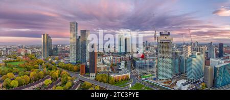 Manchester City Centre: Sonnenaufgang auf den Deansgate Square und Bauarbeiten. Manchester Nordengland. Entwicklung und Investitionen Stockfoto