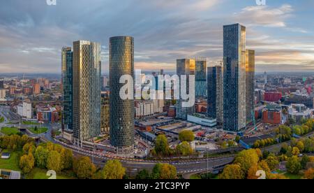 Manchester City Centre: Sonnenaufgang auf den Deansgate Square und Bauarbeiten. Manchester Nordengland. Entwicklung und Investitionen Stockfoto