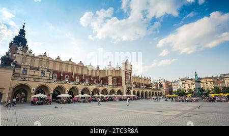 Krakau, Polen - 01. Juli 2015: Berühmtes Sukiennice auf dem Hauptmarkt in Krakau Stockfoto