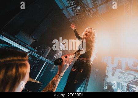 Kopenhagen, Dänemark. Dezember 2023. Die US-amerikanische Heavy-Metal-Band Butcher Babies gibt ein Live-Konzert im Pumpehuset in Kopenhagen. Hier ist die Sängerin Heidi Shepherd live auf der Bühne zu sehen. (Foto: Gonzales Photo – Mathias Kristensen). Stockfoto