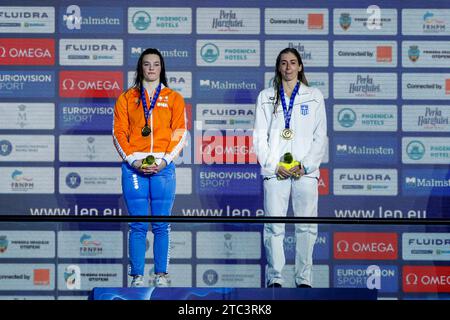 Otopeni, Rumänien. Dezember 2023. OTOPENI, RUMÄNIEN – 10. DEZEMBER: Goldmedaillengewinner Tessa Giele aus den Niederlanden und Anna Ntountounaki aus Griechenland bei der Medaillenzeremonie nach Teilnahme am 50-m-Butterfly-Finale der Frauen während der Kurzkurs-Schwimmmeisterschaft 2023 im Otopeni Aquatics Complex am 10. Dezember 2023 in Otopeni, Rumänien. (Foto: Nikola Krstic/BSR Agency) Credit: BSR Agency/Alamy Live News Stockfoto