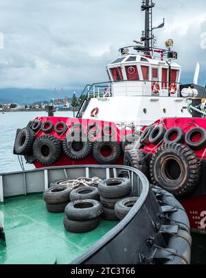 Schlepper im Hafen Batumi, Georgia Stockfoto