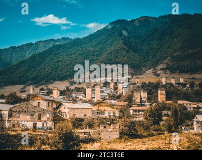 Malerische Landschaft von Mestia und Svan Tower, Georgia. Wunderschöne Aussicht Stockfoto