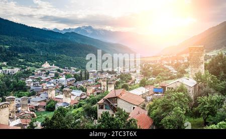 Malerische Landschaft von Mestia und Svan Tower, Georgia. Wunderschöner Panoramablick Stockfoto