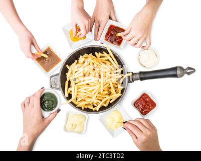 Familie mit Pommes frites mit verschiedenen Saucen zum Abendessen auf weißem Hintergrund. Draufsicht. Stockfoto