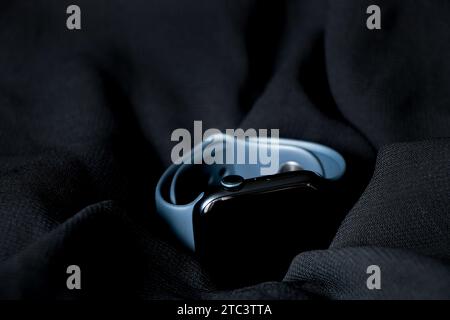 Dnipro, Ukraine - 10. Dezember 2023: Apple Watch Series 8 auf schwarzem welligem Stoff, Smart Watch Stockfoto