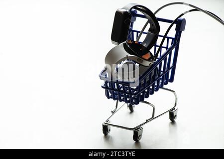 Dnipro, Ukraine - 10. Dezember 2023: Smart Watch Samsung Galaxy Active Watch weiß und schwarz Apple Watch Series 8 liegen in einem kleinen Wagen von einem Supermark Stockfoto