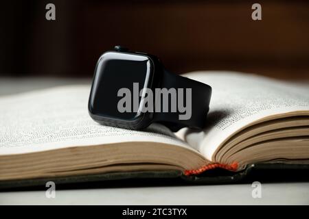 Dnipro, Ukraine - 10. Dezember 2023: Apple Watch Series 8 liegend auf einem Buch auf dem Tisch zu Hause, Smart Watch Stockfoto