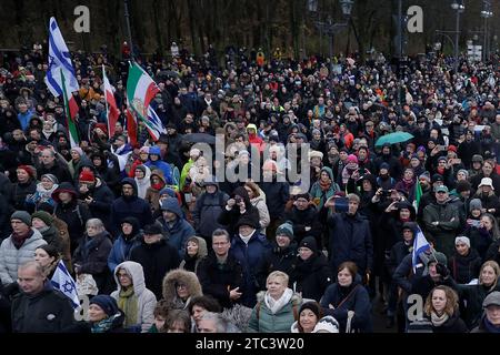 Berlin, Deutschland. Dezember 2023. Teilnehmer einer Demonstration gegen Antisemitismus unter dem Motto "Deutschland steht auf - nie wieder ist es jetzt!". Mehrere Initiativen und Prominente unterstützen die Demonstration. Quelle: Carsten Koall/dpa/Alamy Live News Stockfoto