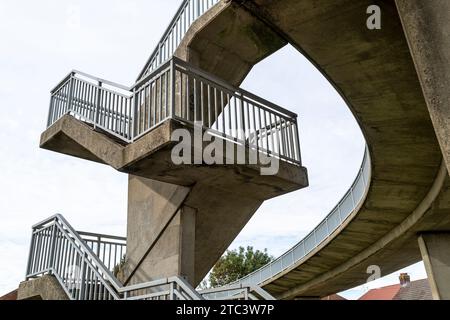 Betontreppen und Überführung, brutalistische Stadtarchitektur Stockfoto