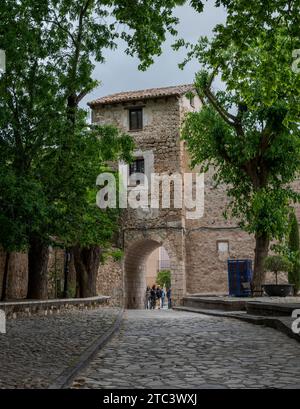 BRIHUEGA, SPANIEN – 14. MAI 2023: Arch von La Guia in der Stadt Brihuega, Provinz Guadalajara, Spanien. Es wurde im 19. Jahrhundert während der gebaut Stockfoto