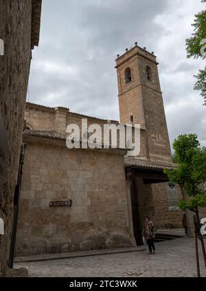 BRIHUEGA, SPANIEN – 14. MAI 2023: Kirche Santa Maria de la Pena in der Stadt Brihuega, Provinz Guadalajara, Spanien. Es wurde am Anfang gebaut Stockfoto