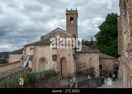 BRIHUEGA, SPANIEN – 14. MAI 2023: Kirche Santa Maria de la Pena in der Stadt Brihuega, Provinz Guadalajara, Spanien. Es wurde am Anfang gebaut Stockfoto