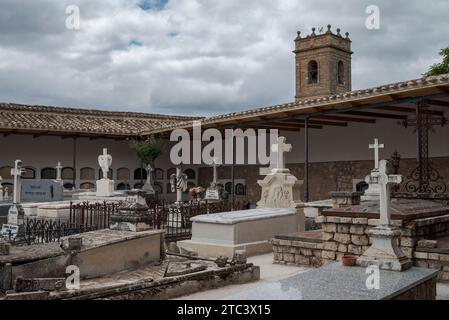 BRIHUEGA, SPANIEN – 14. MAI 2023: Friedhof von Brihuega, Provinz Guadalajara, Spanien. Es befindet sich im Schloss von Piedra Bermeja. Der Glockenturm des Stockfoto